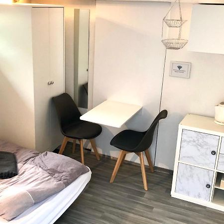 Modernes Zimmer Mit Kuechenzeile Und Bad Denkte Εξωτερικό φωτογραφία