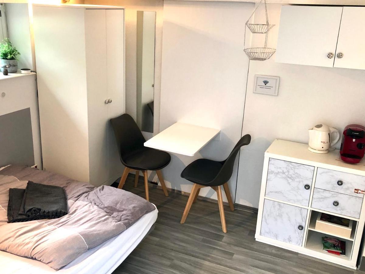 Modernes Zimmer Mit Kuechenzeile Und Bad Denkte Εξωτερικό φωτογραφία